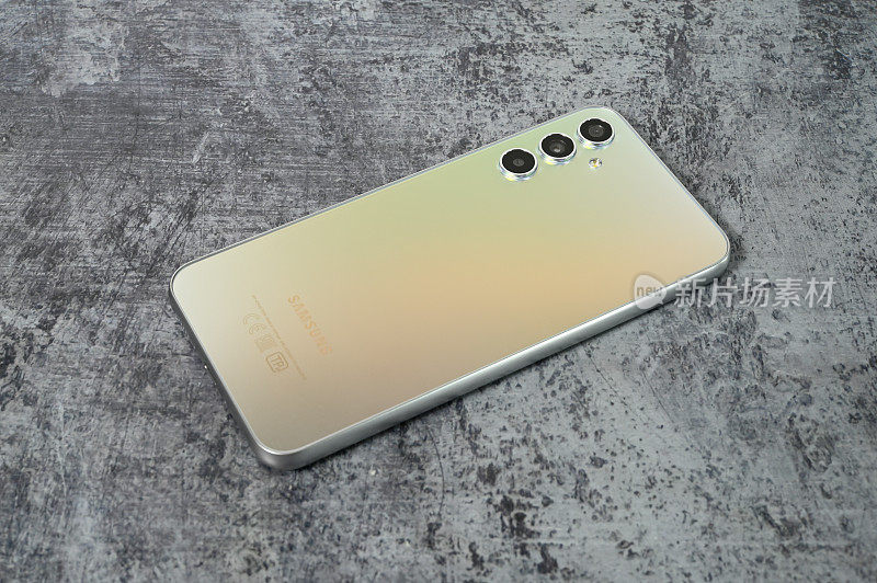 智能手机三星Galaxy A34 5G SM-A346E令人敬畏的银色。
